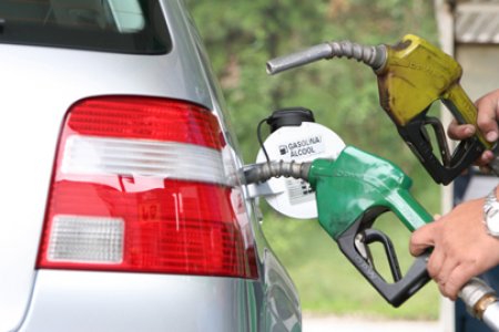 Gasolina fica 5,6% mais barata para distribuidoras e deve impactar inflação