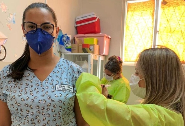  Cerca de 100 profissionais de saúde são imunizados no primeiro dia da campanha de vacinação contra a Covid-19 em Santa Cruz