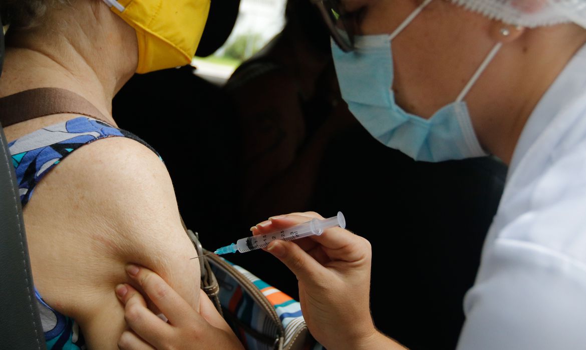 Vacinação drive thru na Universidade Estadual do Rio de Janeiro (UERJ), zona norte do Rio. A cidade do Rio de Janeiro retoma hoje (25) sua campanha de aplicação da primeira dose da vacina contra a covid-19 em idosos da população em geral. Hoje serão vacinados os idosos com 82 anos. 