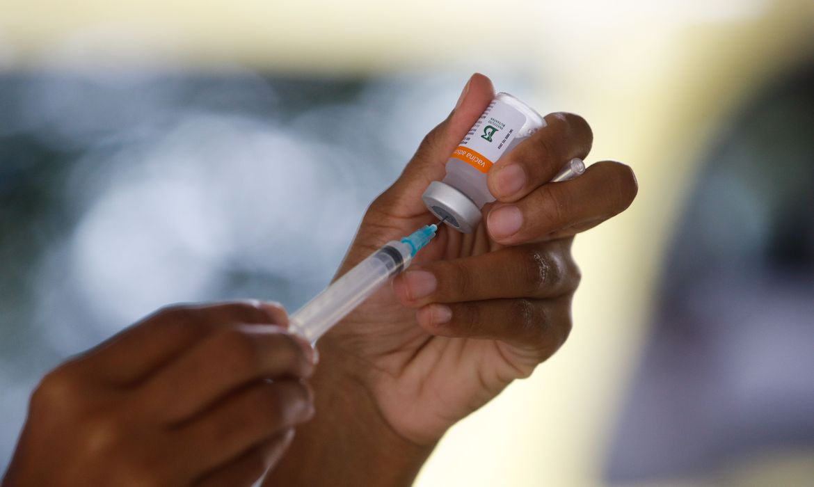Vacinação drive thru na Universidade Estadual do Rio de Janeiro (UERJ), zona norte do Rio. A cidade do Rio de Janeiro retoma hoje (25) sua campanha de aplicação da primeira dose da vacina contra a covid-19 em idosos da população em geral. Hoje serão vacinados os idosos com 82 anos. 