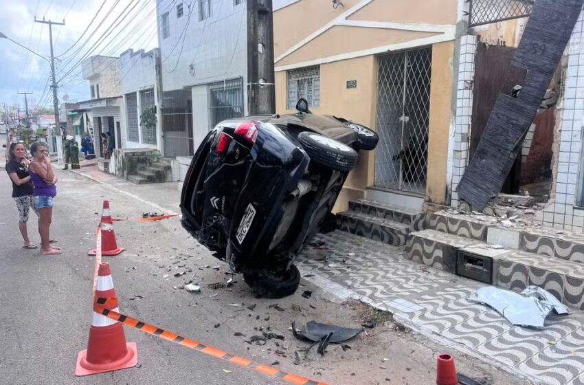  Perseguição policial acaba após assaltante bater táxi roubado em outro carro