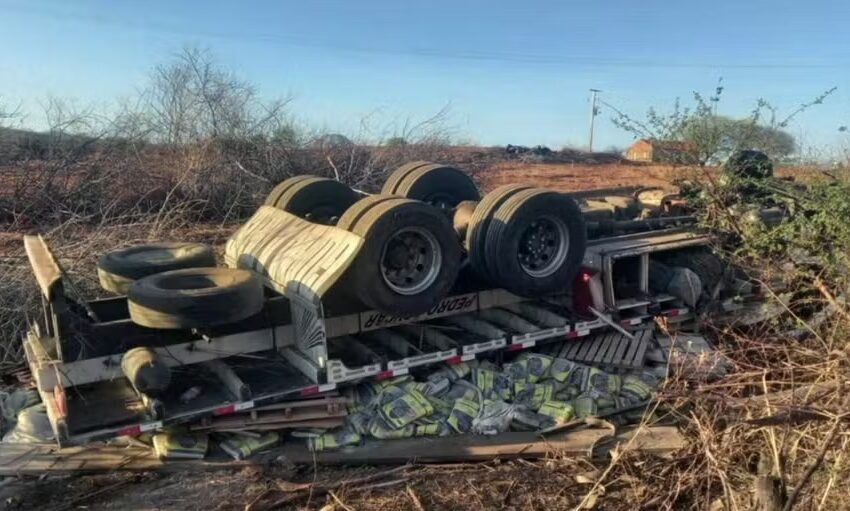  Caminhão sai da pista e capota nas margens na BR-226 no interior do RN