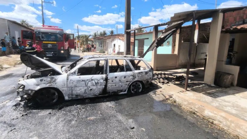  Corpo de Bombeiros do RN combate incêndio veicular em Bom Jesus