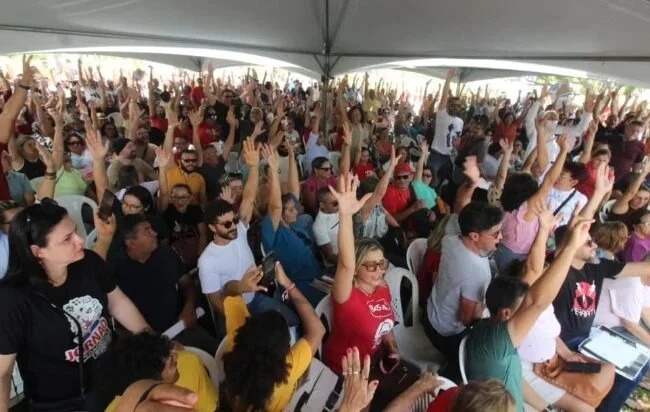  Professores da rede estadual aprovam greve