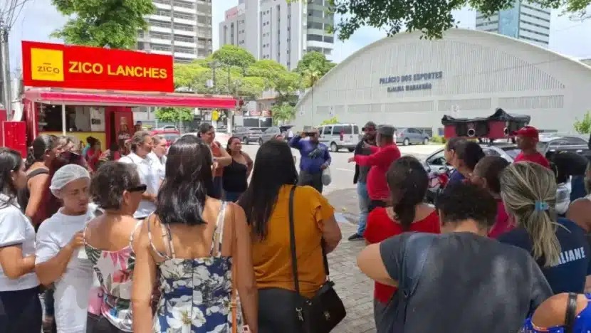  Merendeiras da rede estadual entram em greve por salários atrasados