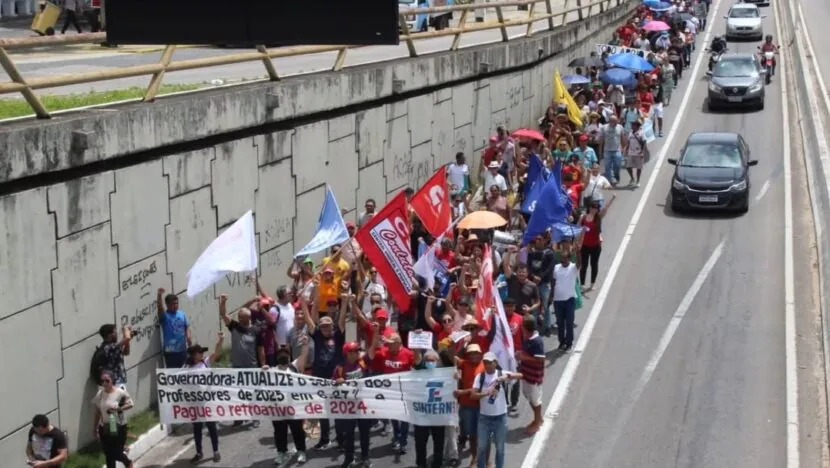 Em greve, professores fazem protesto e ocupam rampa da Governadoria do RN
