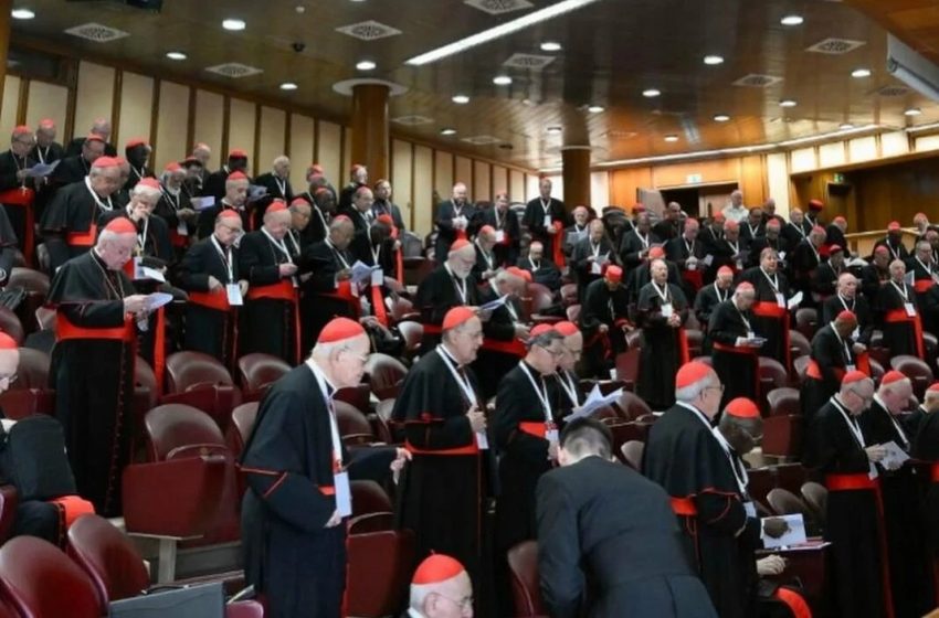 Cardeais pedem unidade da Igreja em missa que abre o conclave