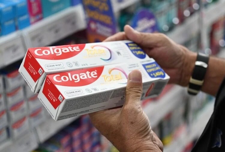 Anvisa volta a interditar pasta dental da Colgate
