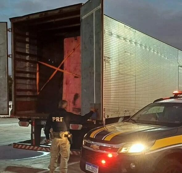 PRF apreende R$ 15 milhões em mercadorias irregulares na BR-304 no interior do RN