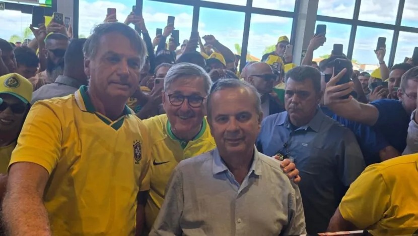  Tomba presenteia Bolsonaro com imagem de Santa Rita de Cássia e reza para ex-presidente e Rogério serem eleitos em 2026