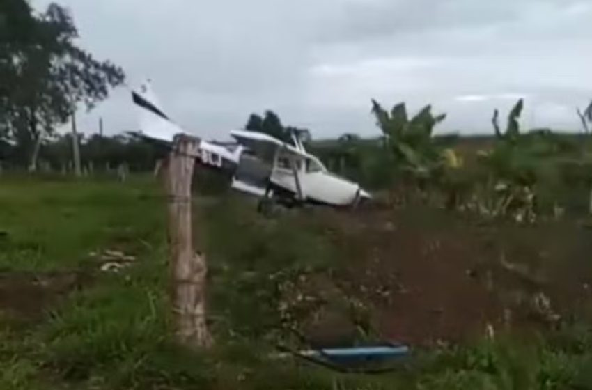 Avião faz pouso forçado e bate em cerca ao tentar decolar de fazenda na Grande Natal