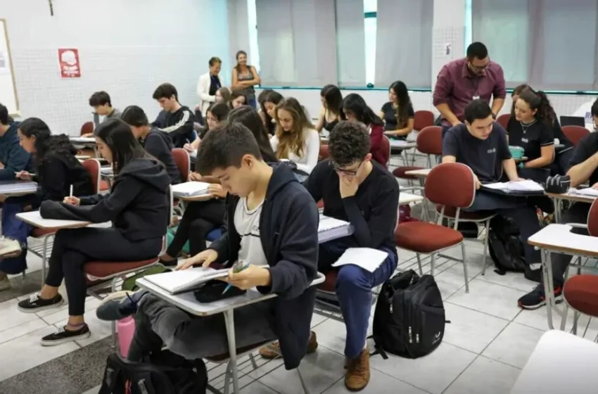 Fies 2025: estudantes devem complementar cadastro até sexta