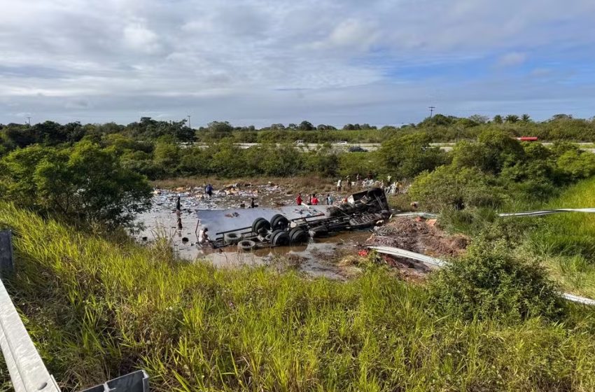 Carreta tomba e causa interdição de alça de acesso à BR-304 na Grande Natal