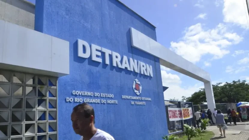 Greve Servidores do Detran iniciam greve no Rio Grande do Norte e fazem manifestação em frente à sede do governo