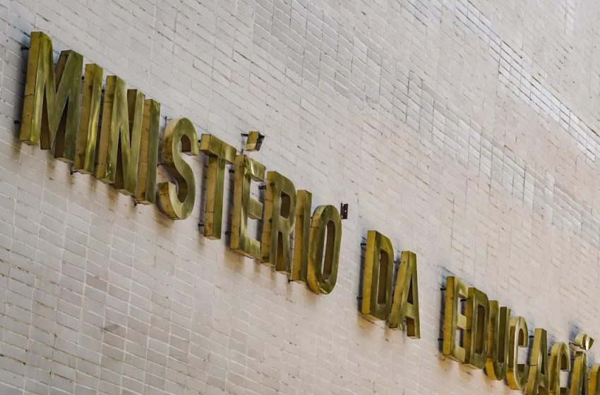 MEC lança curso de 180 horas para professores do ensino médio público
