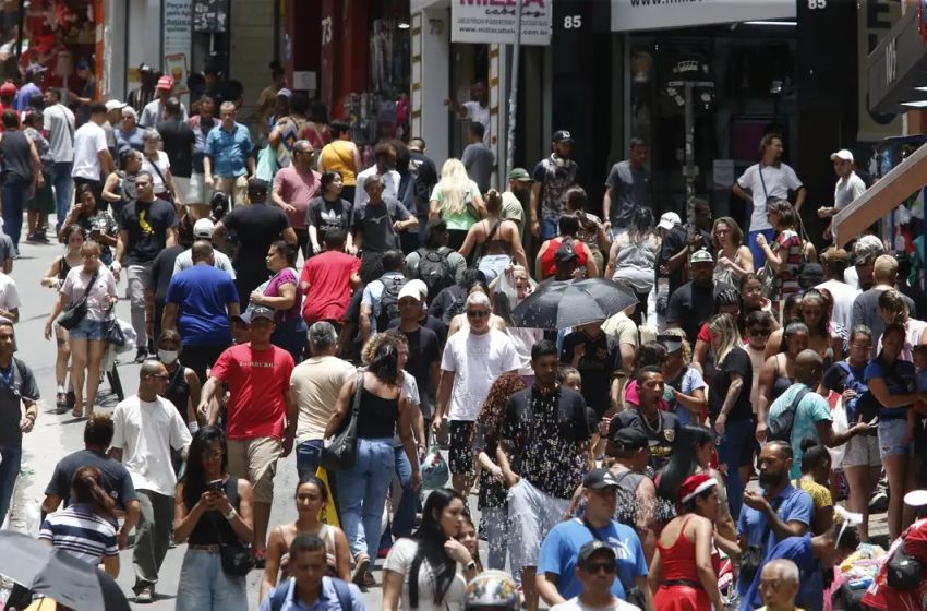 População brasileira chega a 213,4 milhões em julho de 2025