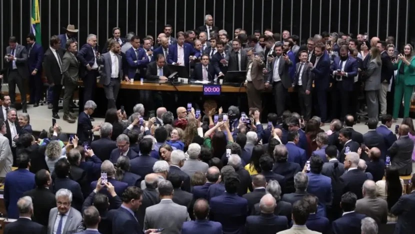 Motta consegue abrir sessão da Câmara após dois dias de ocupação: “Não podemos negociar democracia”