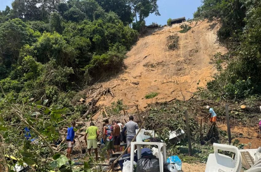 Deslizamento de terra atinge barracas na Praia do Madeiro, em Pipa
