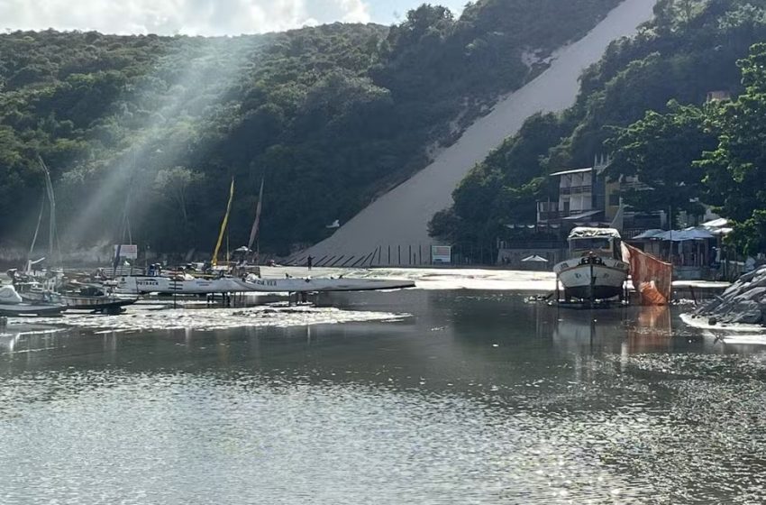  Mar avança sobre a engorda da praia de Ponta Negra e derruba cerca no Morro do Careca em Natal