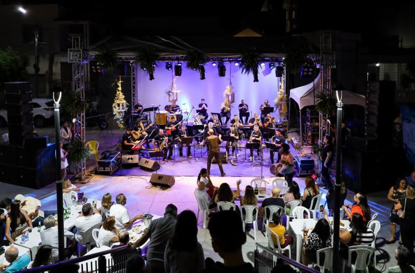  Concerto da SESI Big Band leva música e emoção a praça pública em Santa Cruz