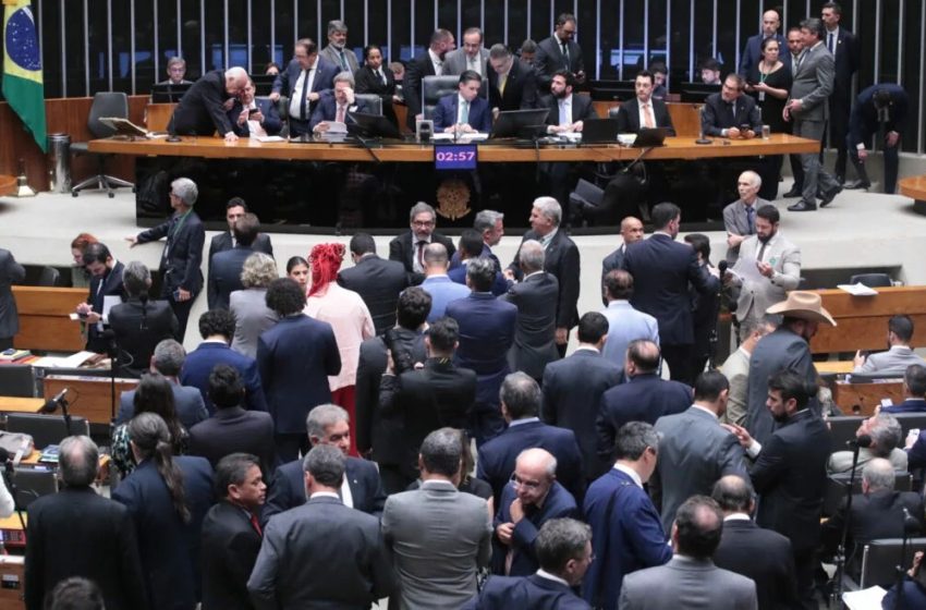  Câmara aprova projeto que reduz penas dos condenados pelo 8/1 e pode beneficiar Bolsonaro