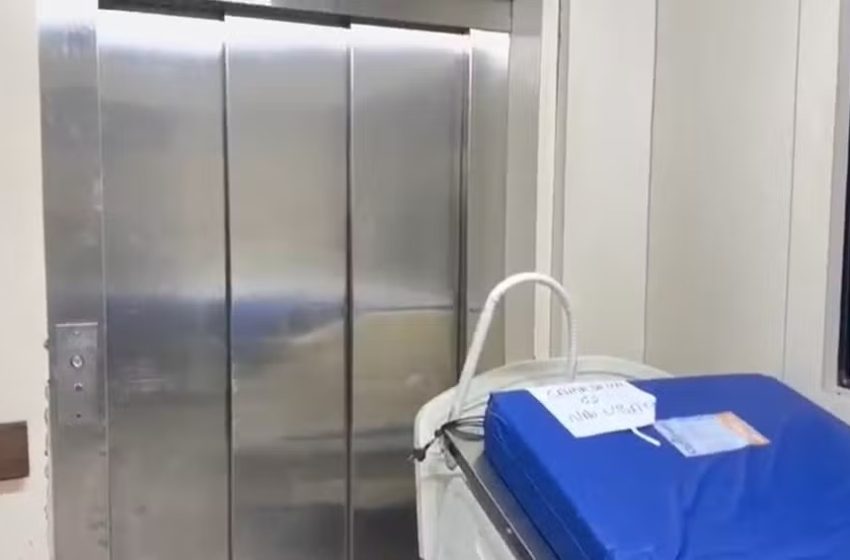  Com elevadores quebrados, pacientes do maior hospital público do RN são levados por escadas amarrados em macas