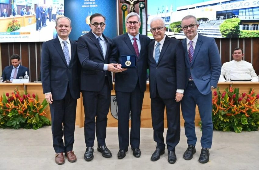 Assembleia Legislativa homenageia Candinha Bezerra com medalha do Mérito Cultural