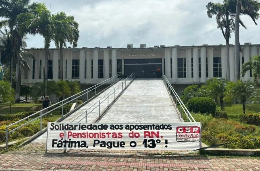  Manifestação na governadoria cobra por 13º atrasado de aposentados e pensionistas