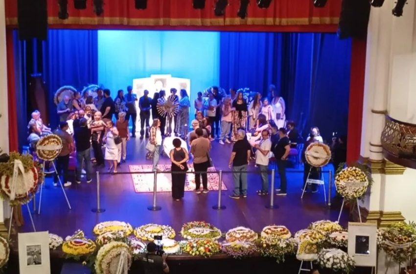  Velório de Titina Medeiros reúne artistas e autoridades em despedida à atriz no TAM