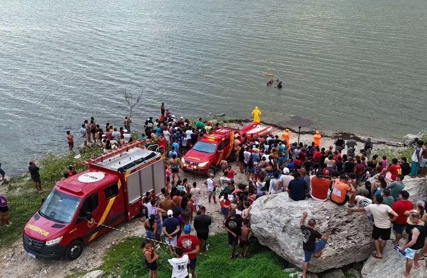  Homem e adolescente morrem após carro cair dentro de represa no RN