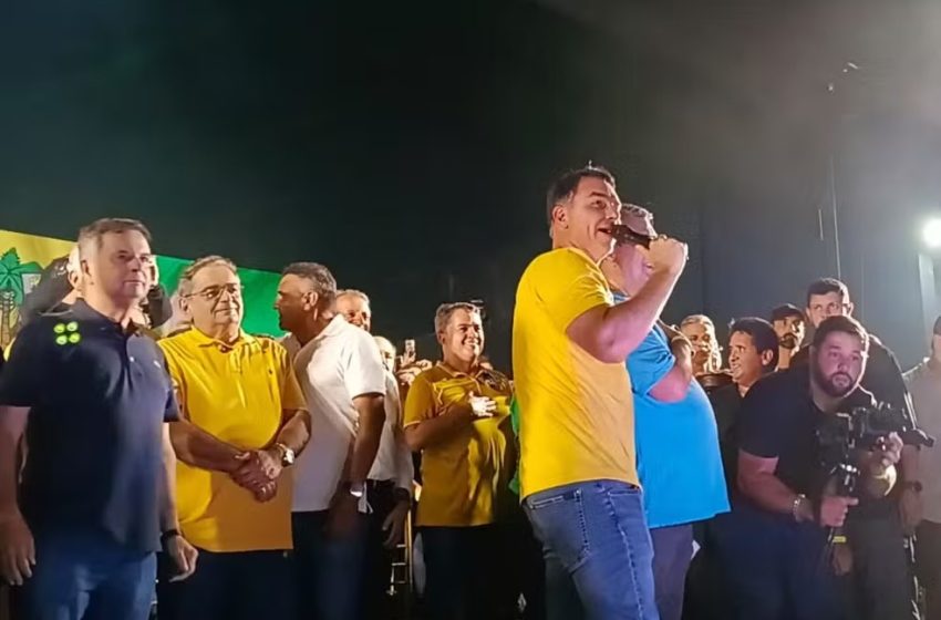  Com presença de Flávio Bolsonaro, Álvaro Dias anuncia oficialmente filiação ao PL