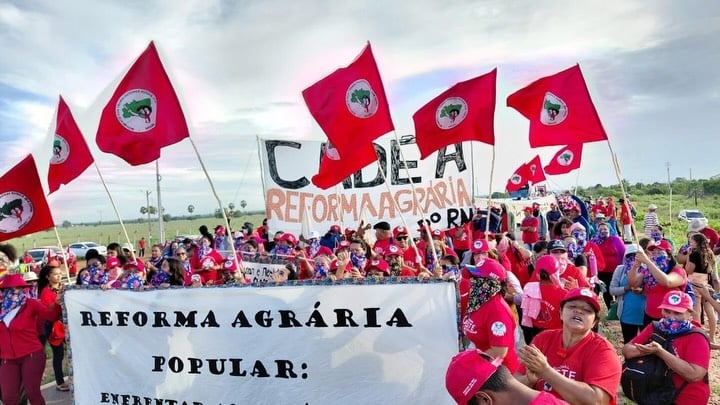 MST bloqueia rodovias no RN contra eólicas e reivindicam área do Diba