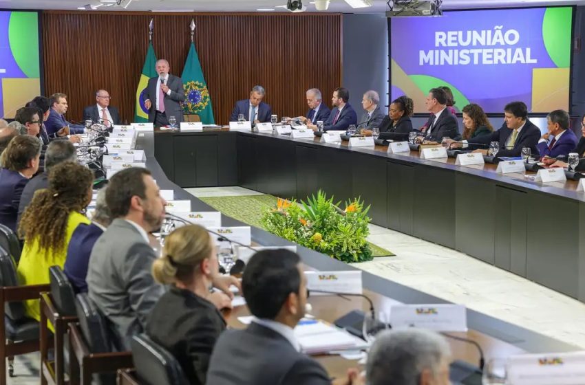  Lula se despede de ministros e confirma Alckmin como vice em chapa