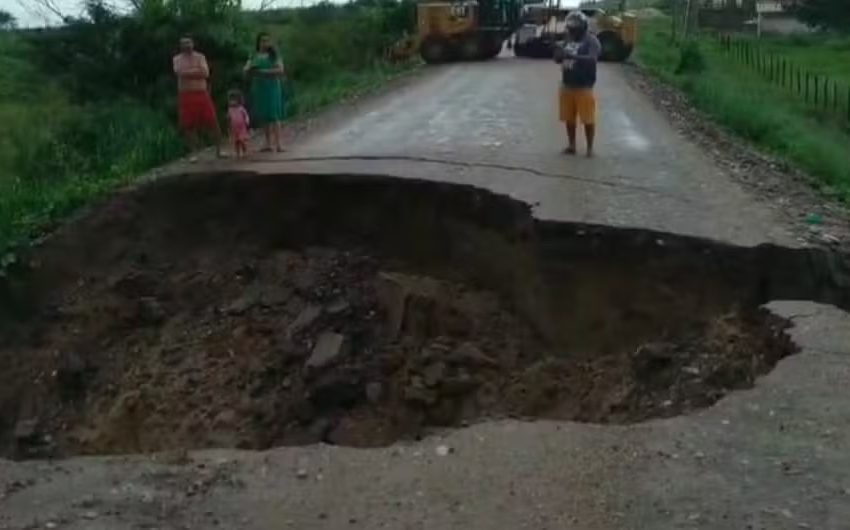  Cratera se abre e interdita a rodovia RN-120 entre Santo Antônio e Nova Cruz
