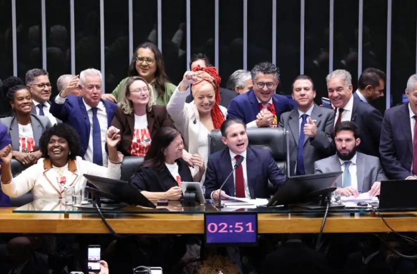  Câmara aprova, em dois turnos, PEC pelo fim da escala 6×1