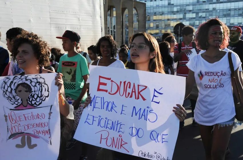  Comissão da Câmara aprova redução da maioridade penal para 16 anos
