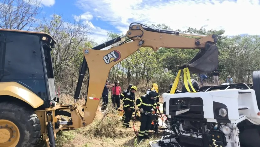  Motorista morre preso às ferragens após caminhão capotar na região Seridó