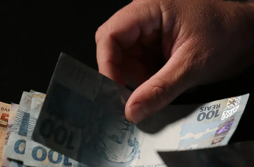  Trabalhadores nascidos em setembro e outubro recebem abono salarial