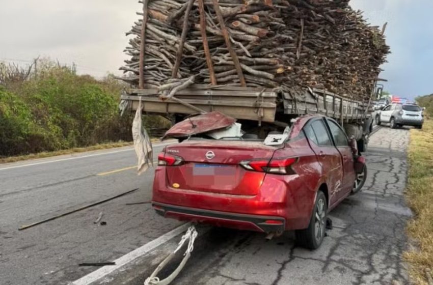  Servidor público morre após carro bater na traseira de caminhão carregado de lenha na BR-226 no RN