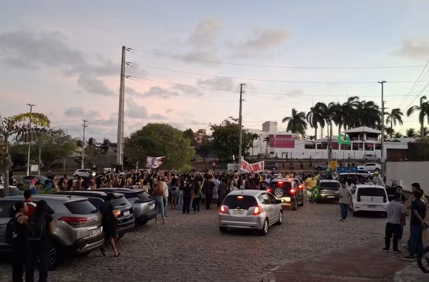  Ato político na UFRN termina em bate-boca e agressões entre militantes do PL e estudantes